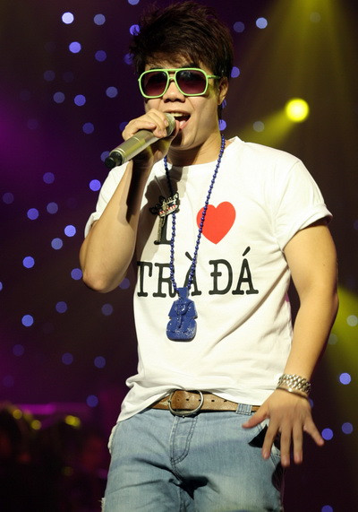 Đinh Mạnh Ninh sôi động cùng "Hà Nội trà đá vỉa hè". Ảnh. Tuổi Trẻ. Đinh Mạnh Ninh sôi động cùng "Hà Nội trà đá vỉa hè". Ảnh. Tuổi Trẻ.