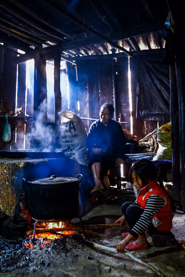 Bếp lửa hồng cũng là nét đặc trưng trong đời sống của người dân tại xã Phố Cáo, Đồng Văn, Hà Giang. Ảnh: Tùng Dương.