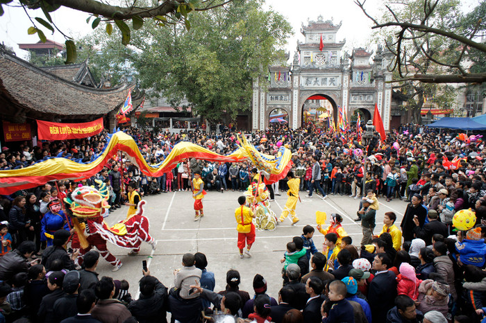 Đội múa lân tại sân Đình làng Đồng Kỵ. Ảnh: Tùng Dương.