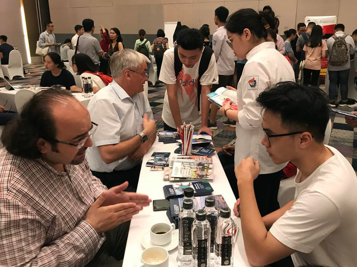 Các em học sinh sau 3 năm học ngoại ngữ tại trường đều được thi và cấp chứng chỉ ngoại ngữ đạt chuẩn khung tham chiếu châu Âu (Telc) đây là 1 trong 3 loại chứng chỉ mà Đại sứ quán các nước chấp nhận để cấp visa cho học sinh học nghề. Ảnh: Tùng Dương. Các em học sinh sau 3 năm học ngoại ngữ tại trường đều được thi và cấp chứng chỉ ngoại ngữ đạt chuẩn khung tham chiếu châu Âu (Telc) đây là 1 trong 3 loại chứng chỉ mà Đại sứ quán các nước chấp nhận để cấp visa cho học sinh học nghề. Ảnh: Tùng Dương.