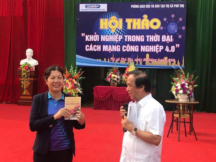 Giáo sư Nguyễn Lân Dũng đã tặng sách dạy cách trồng nấm cho cô giáo Nguyễn Thị Nhàn - Trường Trung học cơ sở Hùng Vương. Ảnh: Tùng Dương. Giáo sư Nguyễn Lân Dũng đã tặng sách dạy cách trồng nấm cho cô giáo Nguyễn Thị Nhàn - Trường Trung học cơ sở Hùng Vương. Ảnh: Tùng Dương.
