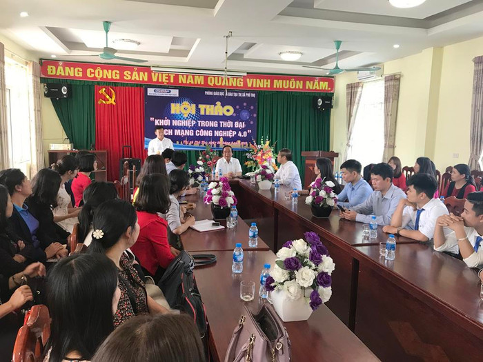 Giáo sư Nguyễn Lân Dũng đã gặp gỡ các thày, cô giáo của Trường Trung học cơ sở Hùng Vương. Ảnh: Tùng Dương. Giáo sư Nguyễn Lân Dũng đã gặp gỡ các thày, cô giáo của Trường Trung học cơ sở Hùng Vương. Ảnh: Tùng Dương.