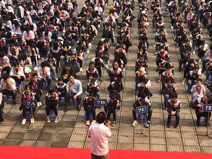 Giáo sư, Nhà giáo nhân dân Nguyễn Lân Dũng, nhà khoa học “hỏi gì đáp luôn”, đã mang đến cho thày và trò Trường Trung học cơ sở Hùng Vương (Thị xã Phú Thọ, tỉnh Phú Thọ) một buổi ngoại khóa bổ ích và lí thú. Ảnh: Tùng Dương. Giáo sư, Nhà giáo nhân dân Nguyễn Lân Dũng, nhà khoa học “hỏi gì đáp luôn”, đã mang đến cho thày và trò Trường Trung học cơ sở Hùng Vương (Thị xã Phú Thọ, tỉnh Phú Thọ) một buổi ngoại khóa bổ ích và lí thú. Ảnh: Tùng Dương.