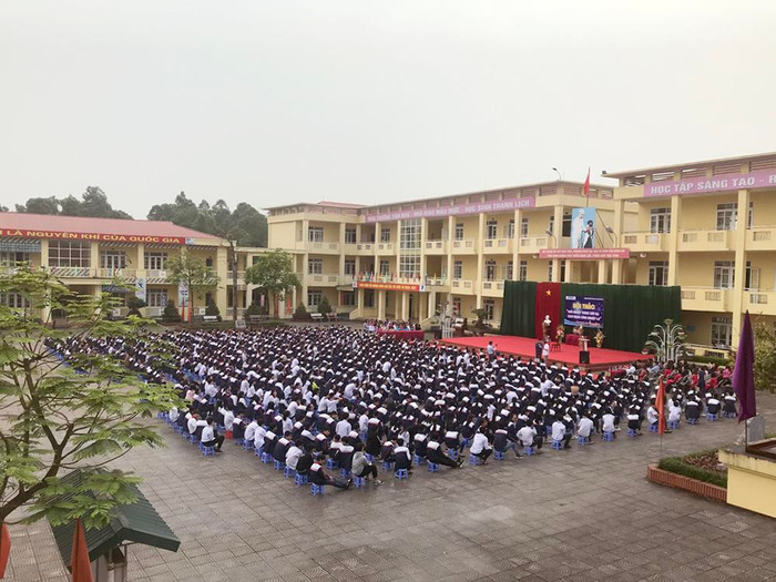 Giáo sư Nguyễn Lân Dũng đã gặp gỡ các em học sinh, các thày, cô giáo của Trường Trung học cơ sở Hùng Vương- Thị xã Phú Thọ, Tỉnh Phú Thọ. Ảnh: Tùng Dương. Giáo sư Nguyễn Lân Dũng đã gặp gỡ các em học sinh, các thày, cô giáo của Trường Trung học cơ sở Hùng Vương- Thị xã Phú Thọ, Tỉnh Phú Thọ. Ảnh: Tùng Dương.