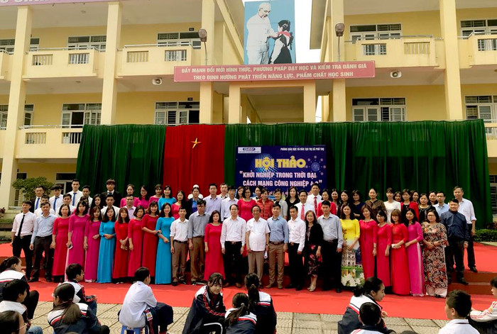 Giáo sư Nguyễn Lân Dũng, chụp ảnh lưu niệm với tập thể các thày cô giáo Trường Trung học cơ sở Hùng Vương thị xã phú thọ- Tỉnh Phú Thọ. Ảnh: Tùng Dương. Giáo sư Nguyễn Lân Dũng, chụp ảnh lưu niệm với tập thể các thày cô giáo Trường Trung học cơ sở Hùng Vương thị xã phú thọ- Tỉnh Phú Thọ. Ảnh: Tùng Dương.