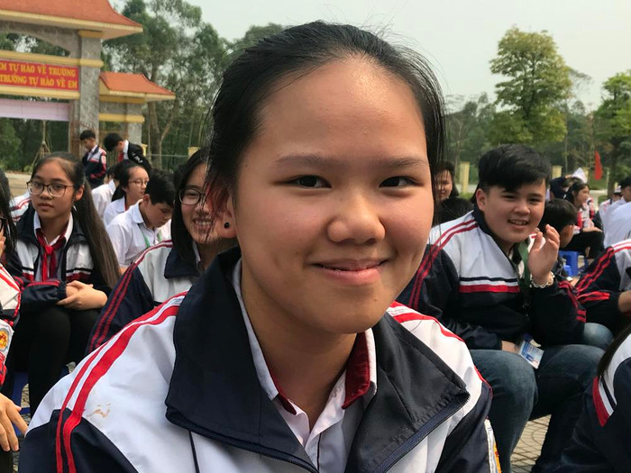 Em Bạch Hải Hạnh, học sinh lớp 9C Trường Trung học cơ sở Hùng Vương với câu hỏi dành cho Nhà giáo nhân dân Nguyễn Lân Dũng . Ảnh: Tùng Dương. Em Bạch Hải Hạnh, học sinh lớp 9C Trường Trung học cơ sở Hùng Vương với câu hỏi dành cho Nhà giáo nhân dân Nguyễn Lân Dũng . Ảnh: Tùng Dương.