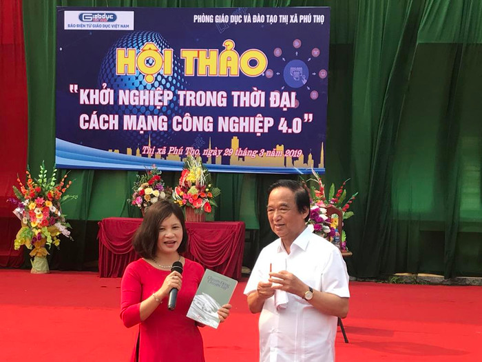 Cô giáo Bùi Thị Mai, dạy môn văn của Trường Trung học cơ sở Hùng Vương nói lời cảm ơn Giáo sư Nguyễn Lân Dũng. Ảnh: Tùng Dương. Cô giáo Bùi Thị Mai, dạy môn văn của Trường Trung học cơ sở Hùng Vương nói lời cảm ơn Giáo sư Nguyễn Lân Dũng. Ảnh: Tùng Dương.