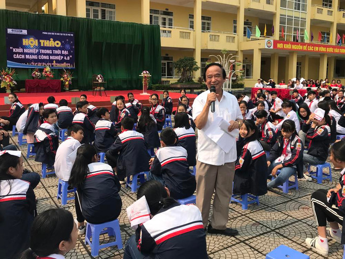 Giáo sư, Nhà giáo nhân dân Nguyễn Lân Dũng đang nói chuyện về cuộc cách mạng công nghiệp 4.0 với các em học sinh Trường Trung học cơ sở Hùng Vương (thị xã Phú Thọ, tỉnh Phú Thọ). Ảnh: Tùng Dương. Giáo sư, Nhà giáo nhân dân Nguyễn Lân Dũng đang nói chuyện về cuộc cách mạng công nghiệp 4.0 với các em học sinh Trường Trung học cơ sở Hùng Vương (thị xã Phú Thọ, tỉnh Phú Thọ). Ảnh: Tùng Dương.