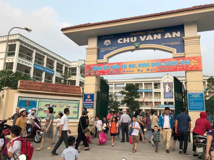 "Công ty Halo Foods Việt Nam, cam kết là thịt gà được sản xuất trong ngày, nguồn gà của Công ty cổ phần chăn nuôi CP Việt Nam”. Ảnh: Tùng Dương. "Công ty Halo Foods Việt Nam, cam kết là thịt gà được sản xuất trong ngày, nguồn gà của Công ty cổ phần chăn nuôi CP Việt Nam”. Ảnh: Tùng Dương.