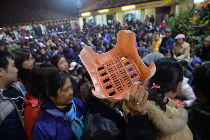 Mỗi người tham dự lễ cúng sao phải đóng góp từ 150 nghìn đến 300 nghìn đồng. Ảnh: Hoàng Anh. Mỗi người tham dự lễ cúng sao phải đóng góp từ 150 nghìn đến 300 nghìn đồng. Ảnh: Hoàng Anh.