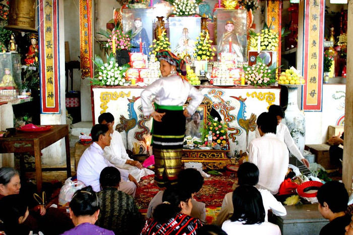 Bây giờ nhiều người lên đồng chỉ là biểu diễn chứ không còn đúng với mục đích tín ngưỡng dân gian như xưa. Ảnh: Tùng Dương. Bây giờ nhiều người lên đồng chỉ là biểu diễn chứ không còn đúng với mục đích tín ngưỡng dân gian như xưa. Ảnh: Tùng Dương.