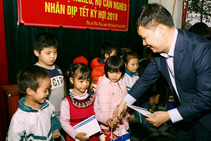 Ông Nguyễn Tiến Bình - Tổng Biên tập Báo điện tử Giáo dục Việt Nam trao quà Tết cho các em học sinh nghèo học giỏi tại phường Trường Thịnh.Ảnh:Tùng Dương Ông Nguyễn Tiến Bình - Tổng Biên tập Báo điện tử Giáo dục Việt Nam trao quà Tết cho các em học sinh nghèo học giỏi tại phường Trường Thịnh.Ảnh:Tùng Dương