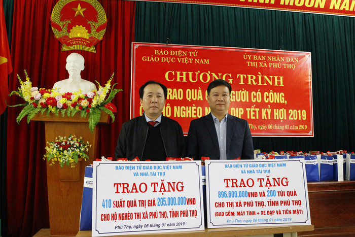 Ông Nguyễn Tiến Bình (bên phải), Tổng biên tập Báo điện tử Giáo dục Việt Nam và ông Hà Tuấn Anh – Phó Chủ tịch thị xã Phú Thọ trong buổi lễ trao tặng quà tại thị xã Phú Thọ, tỉnh Phú Thọ. Ảnh: Tùng Dương Ông Nguyễn Tiến Bình (bên phải), Tổng biên tập Báo điện tử Giáo dục Việt Nam và ông Hà Tuấn Anh – Phó Chủ tịch thị xã Phú Thọ trong buổi lễ trao tặng quà tại thị xã Phú Thọ, tỉnh Phú Thọ. Ảnh: Tùng Dương