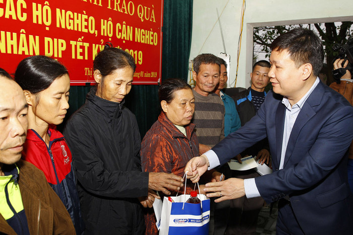 Ông Nguyễn Tiến Bình - Tổng biên tập Báo điện tử Giáo dục Việt Nam trao quà Tết đến các hộ nghèo ở khu 3 phường Trường Thịnh, thị xã Phú Thọ. Ảnh:Tùng Dương Ông Nguyễn Tiến Bình - Tổng biên tập Báo điện tử Giáo dục Việt Nam trao quà Tết đến các hộ nghèo ở khu 3 phường Trường Thịnh, thị xã Phú Thọ. Ảnh:Tùng Dương