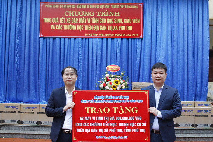 Ông Nguyễn Tiến Bình (phải), Tổng biên tập Báo điện tử Giáo dục Việt Nam và ông Nguyễn Ánh Hoàng - Trưởng phòng Giáo dục thị xã Phú Thọ trong buổi trao tặng 52 máy tính cho 18 trường học của thị xã Phú Thọ. Ảnh: Tùng Dương Ông Nguyễn Tiến Bình (phải), Tổng biên tập Báo điện tử Giáo dục Việt Nam và ông Nguyễn Ánh Hoàng - Trưởng phòng Giáo dục thị xã Phú Thọ trong buổi trao tặng 52 máy tính cho 18 trường học của thị xã Phú Thọ. Ảnh: Tùng Dương