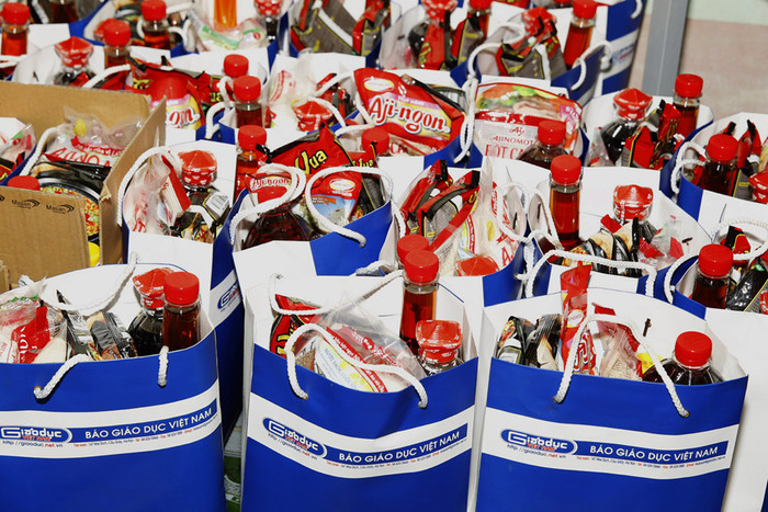 Những suất quà tết Báo điện tử Giáo dục Việt Nam tặng người dân nghèo thị xã Phú Thọ. Ảnh: Tùng Dương Những suất quà tết Báo điện tử Giáo dục Việt Nam tặng người dân nghèo thị xã Phú Thọ. Ảnh: Tùng Dương