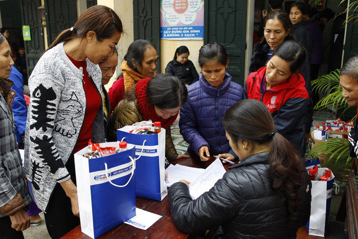 Các hộ nghèo ở phường Trường Thịnh phấn khởi đón nhận quà Tết. Ảnh: Tùng Dương Các hộ nghèo ở phường Trường Thịnh phấn khởi đón nhận quà Tết. Ảnh: Tùng Dương