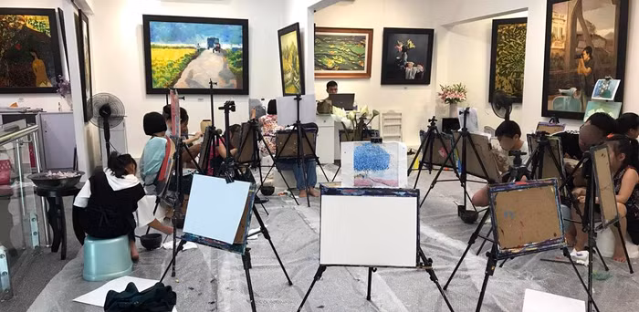 Phòng tranh Megan Gallery do cô giáo Lương Giang thành lập vừa như một sân chơi trải nghiệm, vừa như một “bảo tàng” hội họa thu nhỏ, đây cũng là nơi các em tự kỷ theo học vẽ. Ảnh: Tùng Dương.