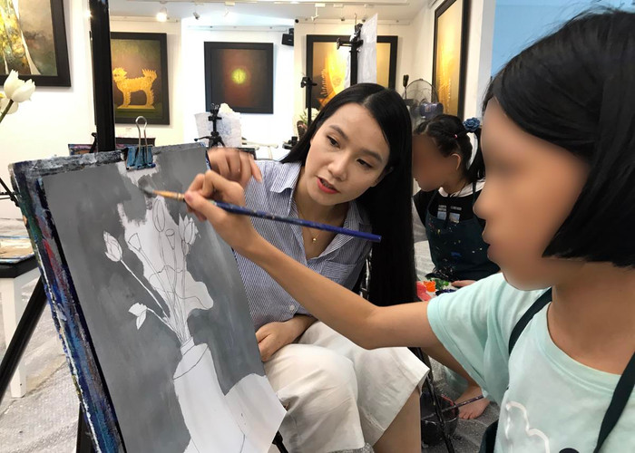 Họa sĩ Lương Giang: Dạy các em này phải kiên trì, mỗi em là một tính cách khác nhau, em thì ở thể nhẹ nhưng cũng có em ở thể nặng. Ảnh: Tùng Dương. Họa sĩ Lương Giang: Dạy các em này phải kiên trì, mỗi em là một tính cách khác nhau, em thì ở thể nhẹ nhưng cũng có em ở thể nặng. Ảnh: Tùng Dương.
