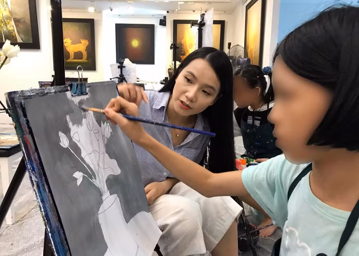 Họa sĩ Lương Giang: Dạy các em này phải kiên trì, mỗi em là một tính cách khác nhau, em thì ở thể nhẹ nhưng cũng có em ở thể nặng. Ảnh: Tùng Dương.