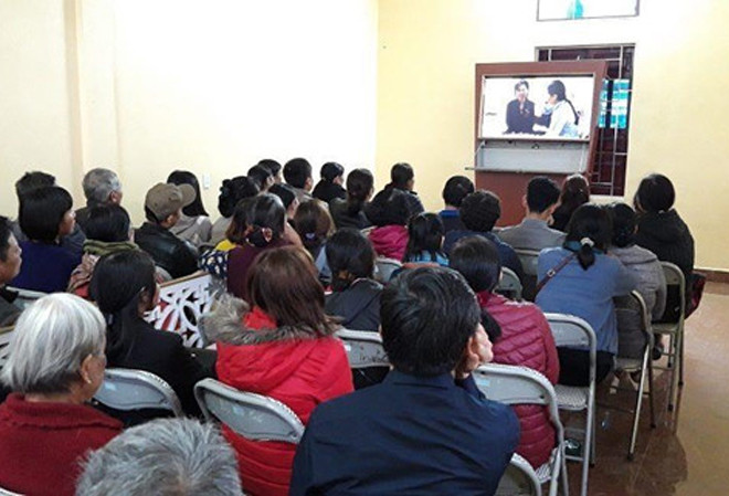 Phật tử được xem Clip về việc vong báo oán rồi mới sang phòng khác làm lễ. Ảnh: Ngọc Tân.