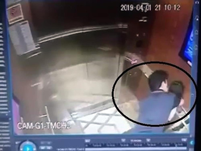 Hình ảnh gã đàn ông có hành động dâm ô bé gái trong thang máy ở tòa nhà Galaxy, quận 4, Thành phố Hồ Chí Minh. Ảnh: Cắt từ clip. Hình ảnh gã đàn ông có hành động dâm ô bé gái trong thang máy ở tòa nhà Galaxy, quận 4, Thành phố Hồ Chí Minh. Ảnh: Cắt từ clip.