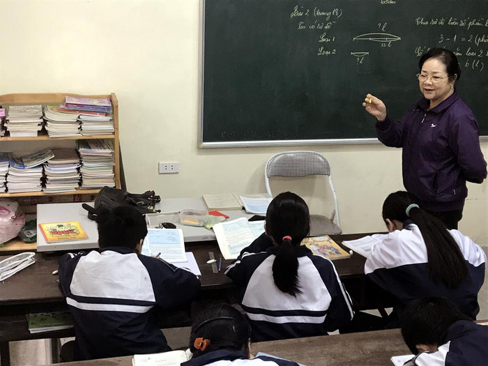 Cô giáo Phạm Thị Huyền, 21 năm qua vẫn hàng ngày lên lớp dạy xóa mù chữ cho các em học sinh có hoàn cảnh khó khăn. Ảnh: Tùng Dương. Cô giáo Phạm Thị Huyền, 21 năm qua vẫn hàng ngày lên lớp dạy xóa mù chữ cho các em học sinh có hoàn cảnh khó khăn. Ảnh: Tùng Dương.