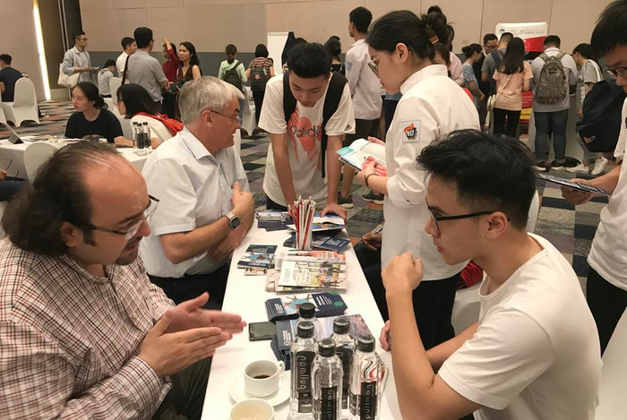 Rất nhiều câu hỏi được các em học sinh đưa ra tại buổi Hội thảo. Ảnh: Tùng Dương. Rất nhiều câu hỏi được các em học sinh đưa ra tại buổi Hội thảo. Ảnh: Tùng Dương.