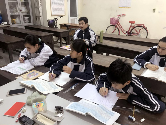 Mỗi học sinh trong lớp cô Huyền là một hoàn cảnh khác nhau, nên không có điều kiện được đến trường. Ảnh: Tùng Dương. Mỗi học sinh trong lớp cô Huyền là một hoàn cảnh khác nhau, nên không có điều kiện được đến trường. Ảnh: Tùng Dương.
