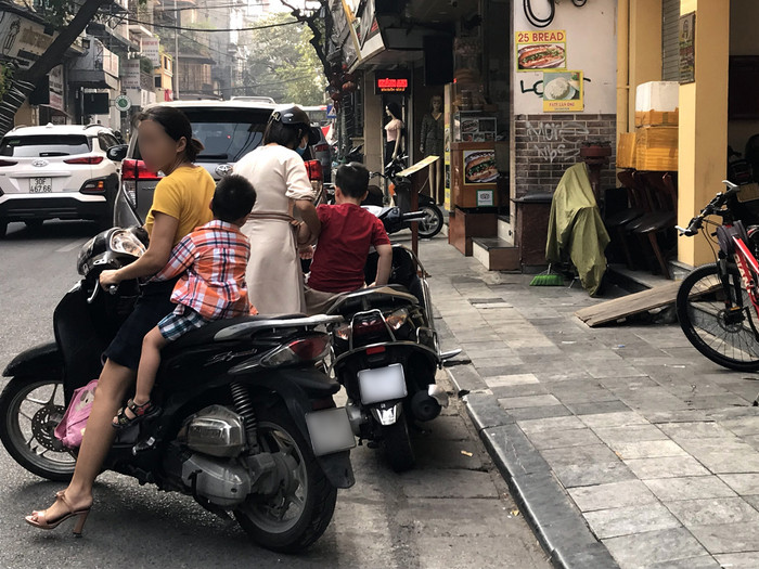 Phụ huynh đón con tại Trường Tiểu học Hồng Hà - phố Chả Cá, Hà Nội. Ảnh: Tùng Dương.