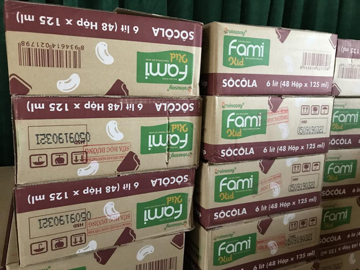 Những thùng sữa Fami Kid tại Trường Tiểu học Nhã Lộng (huyện Phú Bình, tỉnh Thái Nguyên). Ảnh: Tùng Dương.