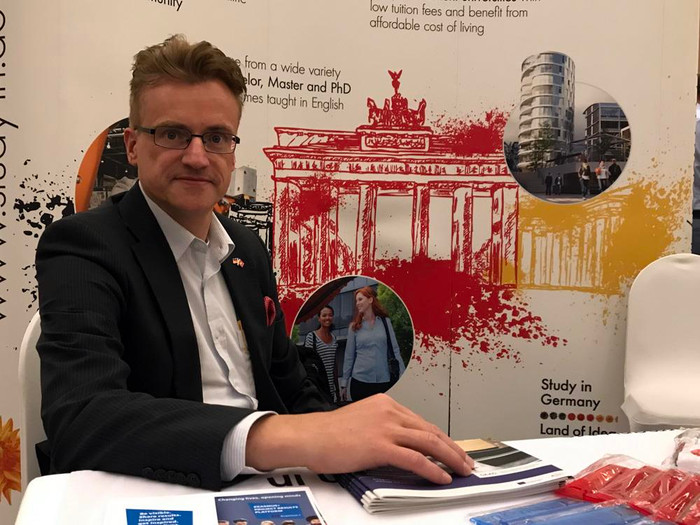 Giáo sư Tiến sĩ Andreas Stoffers - Giảng viên chuyên ngành Quản lý Quốc tế, tại Đại học SDI - Munich, đồng thời cũng là Thành viên Ủy ban Kinh tế Đối ngoại, Phòng Thương mại Munich - Đức. Ảnh: Tùng Dương. Giáo sư Tiến sĩ Andreas Stoffers - Giảng viên chuyên ngành Quản lý Quốc tế, tại Đại học SDI - Munich, đồng thời cũng là Thành viên Ủy ban Kinh tế Đối ngoại, Phòng Thương mại Munich - Đức. Ảnh: Tùng Dương.