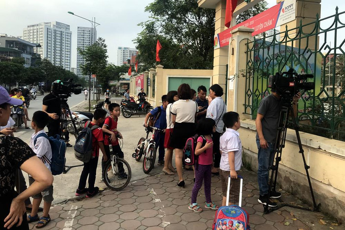 Nhà trường làm mọi cách ngăn không cho phóng viên vào bên trong tác nghiệp và cho tới giờ cũng không có bất cứ thông báo chính thức nào. Ảnh: Tùng Dương Nhà trường làm mọi cách ngăn không cho phóng viên vào bên trong tác nghiệp và cho tới giờ cũng không có bất cứ thông báo chính thức nào. Ảnh: Tùng Dương