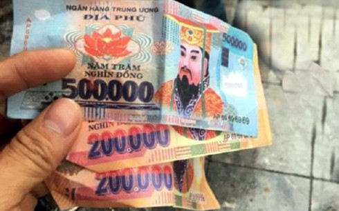 Khách du lịch tại Hà Nội bị trả lại tiền thừa bằng tiền âm phủ. Ảnh: VOV. Khách du lịch tại Hà Nội bị trả lại tiền thừa bằng tiền âm phủ. Ảnh: VOV.