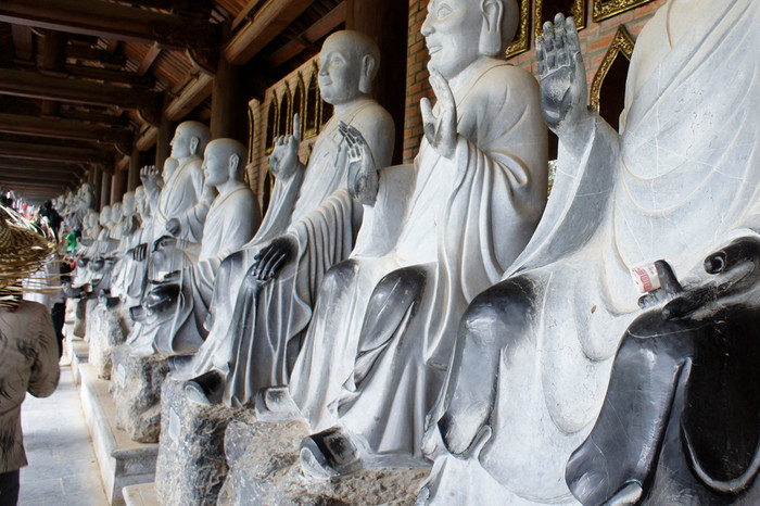 Xoa tượng Phật cầu may là sai với tín ngưỡng văn hóa. Ảnh: Tùng Dương. Xoa tượng Phật cầu may là sai với tín ngưỡng văn hóa. Ảnh: Tùng Dương.