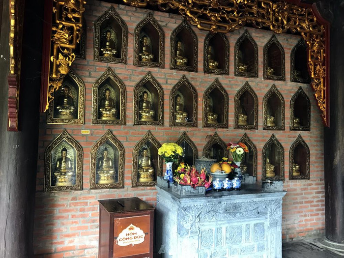 Nhiều người vẫn cố gắng hối lộ thần phật cầu xin lợi lộc, thăng tiến. Ảnh: Tùng Dương. Nhiều người vẫn cố gắng hối lộ thần phật cầu xin lợi lộc, thăng tiến. Ảnh: Tùng Dương.