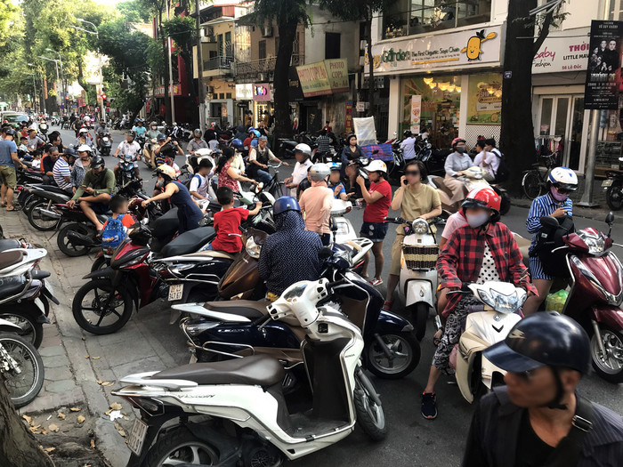 Phố Lò Đúc Hà Nội thường xuyên ùn tắc vào giờ đưa đón học sinh. Ảnh: Tùng Dương.