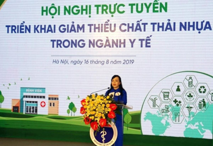 Bộ trưởng Nguyễn Thị Kim Tiến yêu cầu các bệnh viện phải đưa việc giảm thiểu chất thải nhựa trở thành tiêu chí đánh giá bệnh viện xanh - sạch - đẹp. Bộ trưởng Nguyễn Thị Kim Tiến yêu cầu các bệnh viện phải đưa việc giảm thiểu chất thải nhựa trở thành tiêu chí đánh giá bệnh viện xanh - sạch - đẹp.