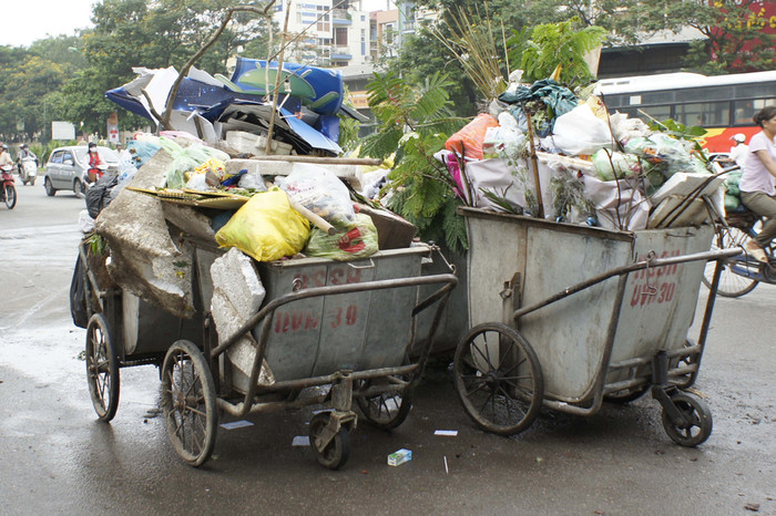 Hiện tượng tiện đâu để đó rồi mới kéo đi một thể của công nhân gom rác đã trở nên phổ biến trên nhiều tuyến phố Hà Nội. Ảnh: Tùng Dương. Hiện tượng tiện đâu để đó rồi mới kéo đi một thể của công nhân gom rác đã trở nên phổ biến trên nhiều tuyến phố Hà Nội. Ảnh: Tùng Dương.