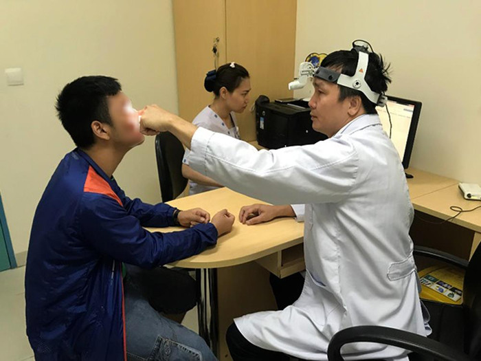 Tiến sĩ, bác sĩ Lý Xuân Quang khuyến cáo: Trong trường hợp viêm màng não tái phát không rõ nguyên nhân, người bệnh nên đến khám tại các cơ sở y tế chuyên sâu với trang thiết bị hiện đại để sớm tìm ra nguyên nhân bệnh. Ảnh: Bệnh viện cung cấp.