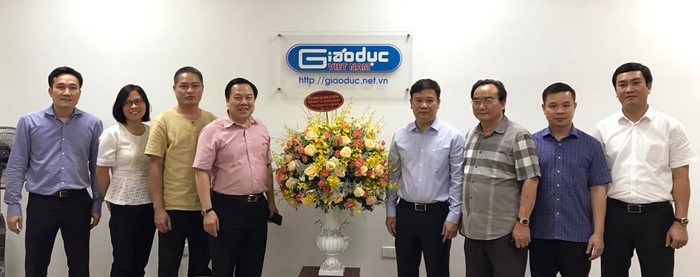 Ông Nguyễn Hoàng Anh (thứ 4 từ bên trái vào) - Ủy viên Trung ương Đảng, Chủ tịch Ủy ban quản lý vốn Nhà nước tại doanh nghiệp tặng hoa và chúc mừng Báo Điện tử Giáo dục Việt Nam. Ảnh: Tùng Dương. Ông Nguyễn Hoàng Anh (thứ 4 từ bên trái vào) - Ủy viên Trung ương Đảng, Chủ tịch Ủy ban quản lý vốn Nhà nước tại doanh nghiệp tặng hoa và chúc mừng Báo Điện tử Giáo dục Việt Nam. Ảnh: Tùng Dương.
