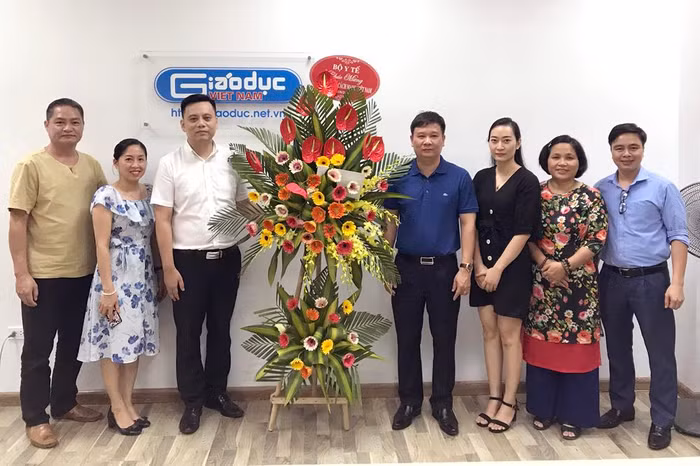 Ông Đỗ Hữu Tuấn (thứ 3 từ bên trái vào) - Phó Cục trưởng Cục An toàn thực phẩm Bộ Y tế tặng hoa chúc mừng Báo Điện tử Giáo dục Việt Nam. Ảnh: Tùng Dương.