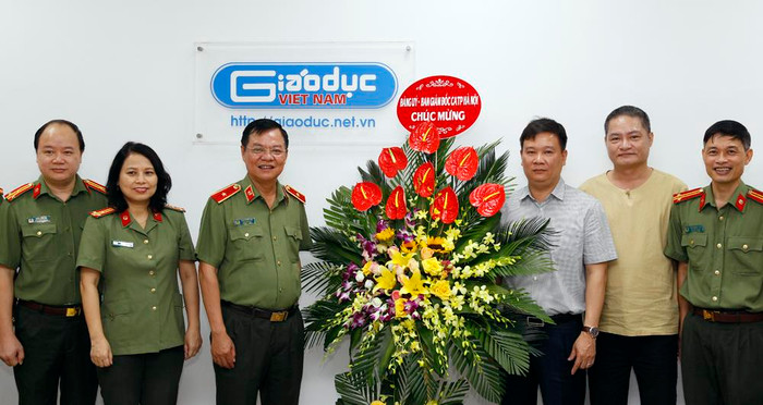 Thiếu tướng Đào Thanh Hải - Phó giám đốc Công an Hà Nội thay mặt Đảng ủy và Ban giám đốc công an thành phố đến thăm và chúc mừng Báo Điện tử Giáo dục Việt Nam. Ảnh: Tùng Dương. Thiếu tướng Đào Thanh Hải - Phó giám đốc Công an Hà Nội thay mặt Đảng ủy và Ban giám đốc công an thành phố đến thăm và chúc mừng Báo Điện tử Giáo dục Việt Nam. Ảnh: Tùng Dương.