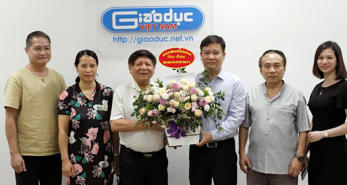 Nhà báo Nguyễn Tiến Bình - Tổng biên tập Báo Điện tử Giáo dục Việt Nam nhận lẵng hoa chúc mừng từ Phó giáo sư, Tiến sĩ Trần Xuân Nhĩ - Phó Chủ tịch Hiệp hội Các trường đại học, cao đẳng Việt Nam. Ảnh: Tùng Dương. Nhà báo Nguyễn Tiến Bình - Tổng biên tập Báo Điện tử Giáo dục Việt Nam nhận lẵng hoa chúc mừng từ Phó giáo sư, Tiến sĩ Trần Xuân Nhĩ - Phó Chủ tịch Hiệp hội Các trường đại học, cao đẳng Việt Nam. Ảnh: Tùng Dương.