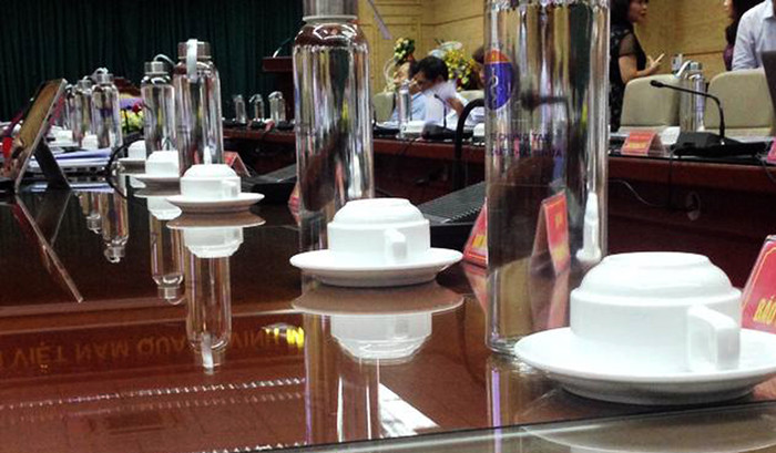 Nhân viên ngành y tế tại các cuộc họp, hội nghị, hội thảo, đào tạo, tập huấn của đơn vị, thay thế bằng các vận dụng làm từ vật liệu thân thiện với môi trường hoặc có thể tái sử dụng. Nhân viên ngành y tế tại các cuộc họp, hội nghị, hội thảo, đào tạo, tập huấn của đơn vị, thay thế bằng các vận dụng làm từ vật liệu thân thiện với môi trường hoặc có thể tái sử dụng.