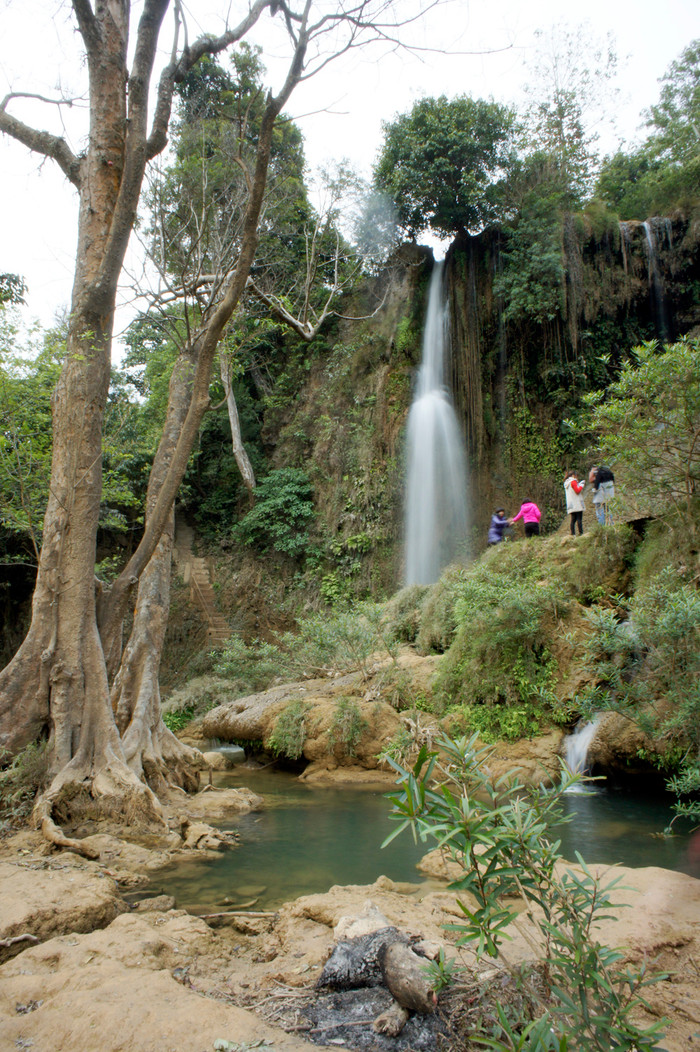Thác buông nước xuống từu độ cao khoảng 100m nhìn như một dải yếm lụa. Ảnh: Tùng Dương.