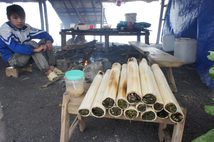 Cơm lam của người dân quanh thác bán cho du khách. Ảnh: Tùng Dương.