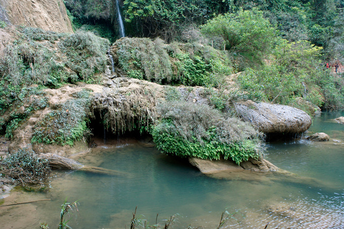 Những vũng nước nhỏ ở chân thác cũng rất đẹp. Ảnh: Tùng Dương.