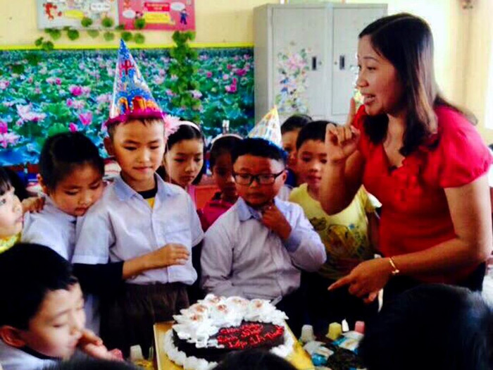 Cô giáo Lê Thị Nếp tổ chức sinh nhật cho học sinh tại lớp. Ảnh: Nhân vật cung cấp. Cô giáo Lê Thị Nếp tổ chức sinh nhật cho học sinh tại lớp. Ảnh: Nhân vật cung cấp.