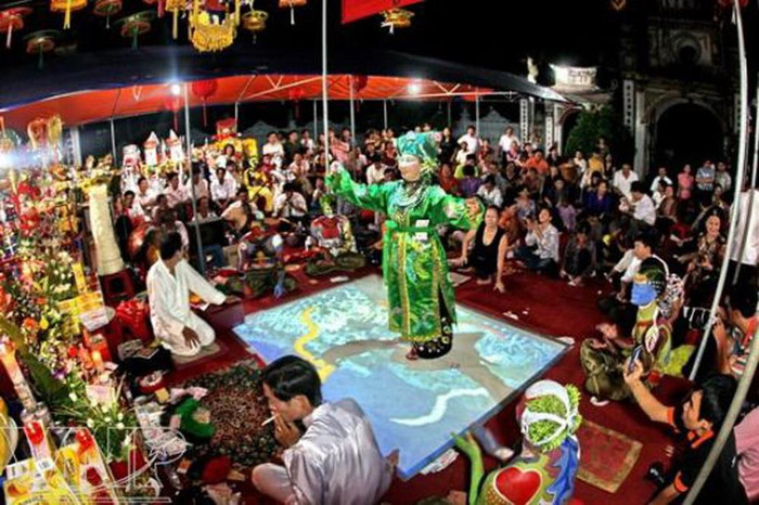 Việc thực hành mà không hiểu giá trị của tín ngưỡng sẽ tiếp tay cho việc trục lợi, buôn thần bán thánh. Ảnh: H.Anh. Việc thực hành mà không hiểu giá trị của tín ngưỡng sẽ tiếp tay cho việc trục lợi, buôn thần bán thánh. Ảnh: H.Anh.